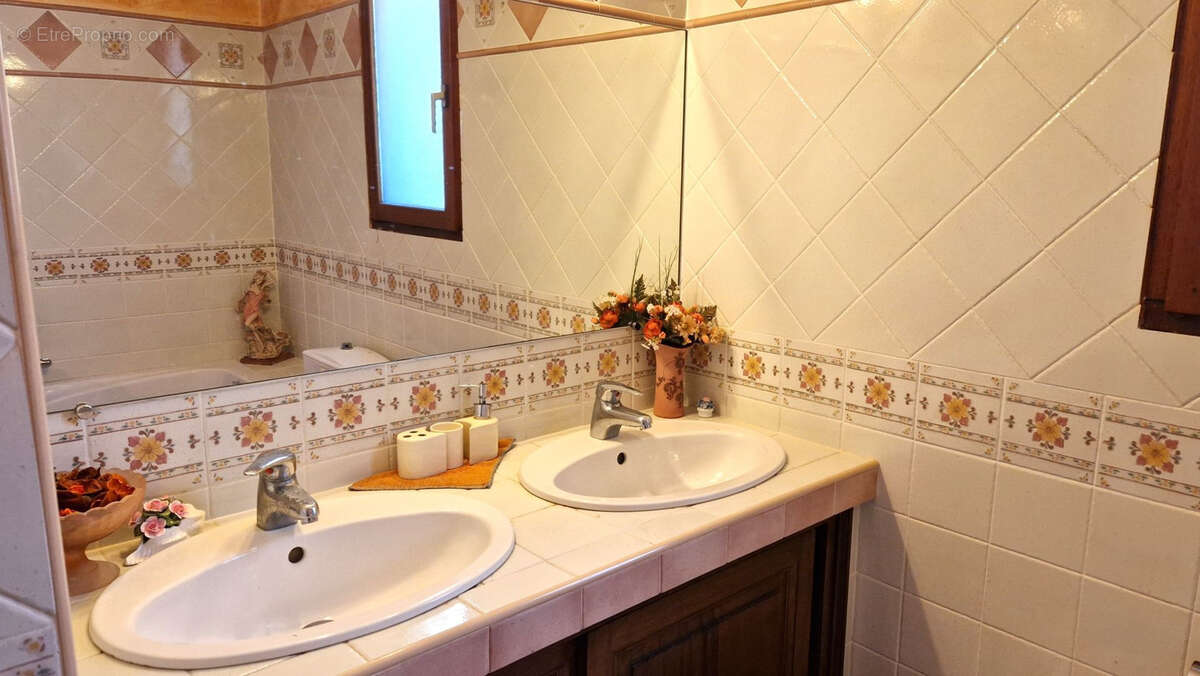 Maison 256 m2 - 5 chambres avec Piscine/ Pool house - BRIGNOLES - photo 12