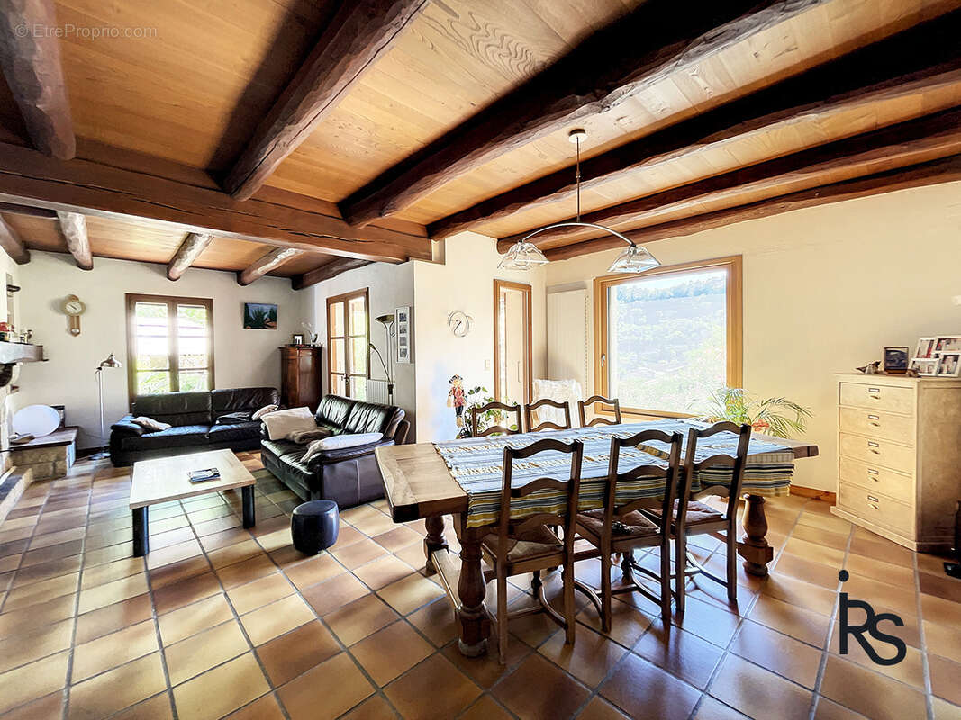 Une villa de 212 m2 avec 3797 m2 de jardin et piscine, 5 chambres et un bureau, garage et caves en RDC. - photo 12