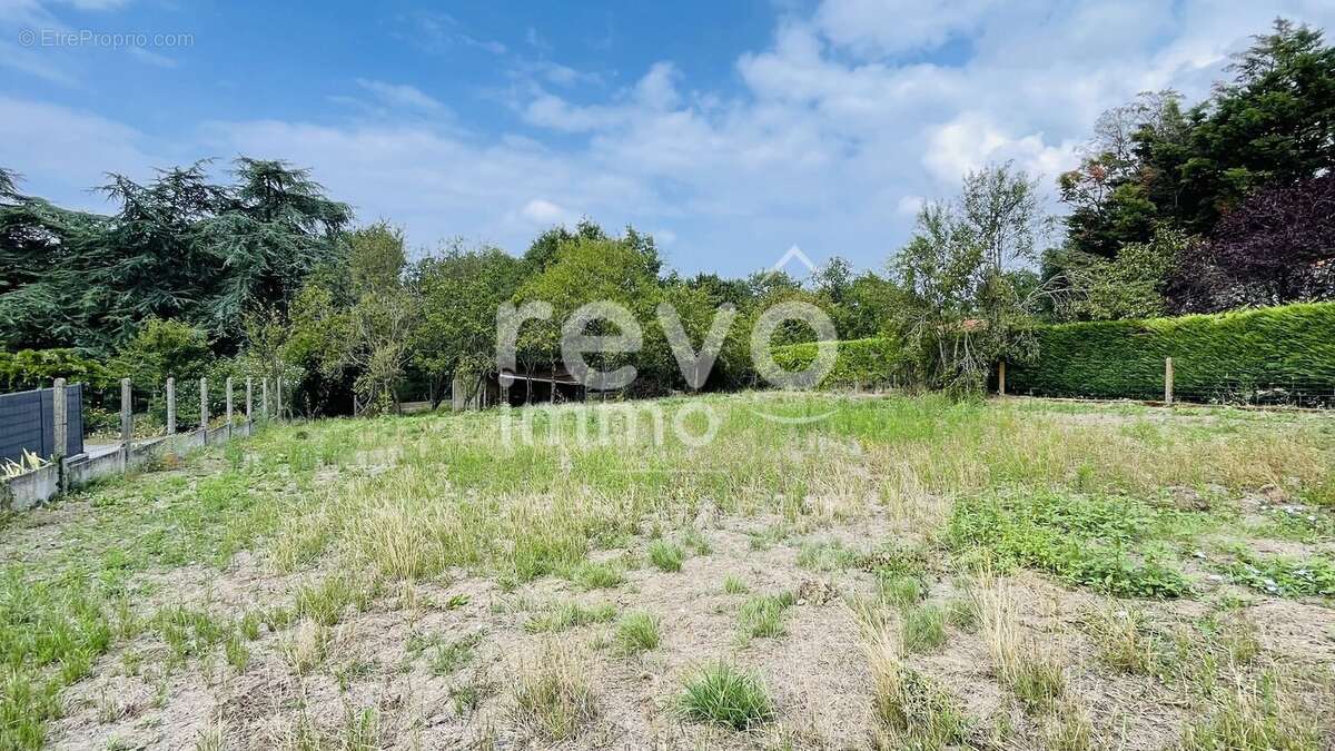 Terrain à LA CHAPELLE-BASSE-MER