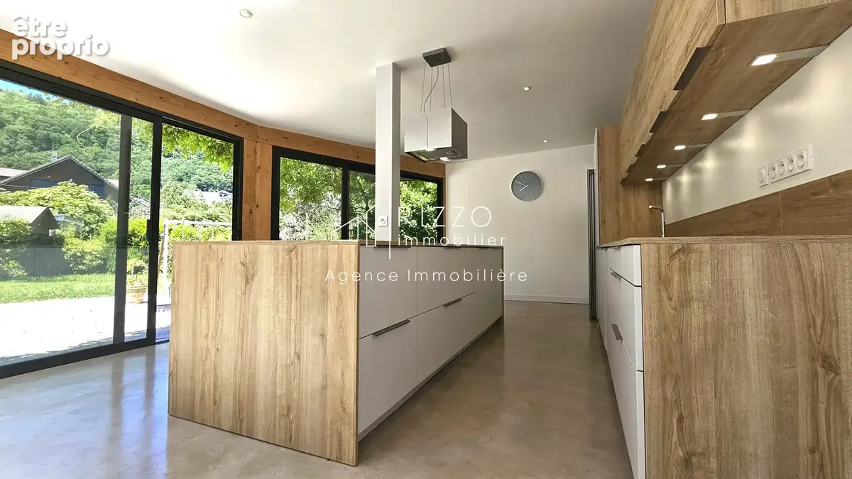 Divonne, duplex en RDJ de 225m2 de type 6 dans ferme Gessienne rénovée - photo 5