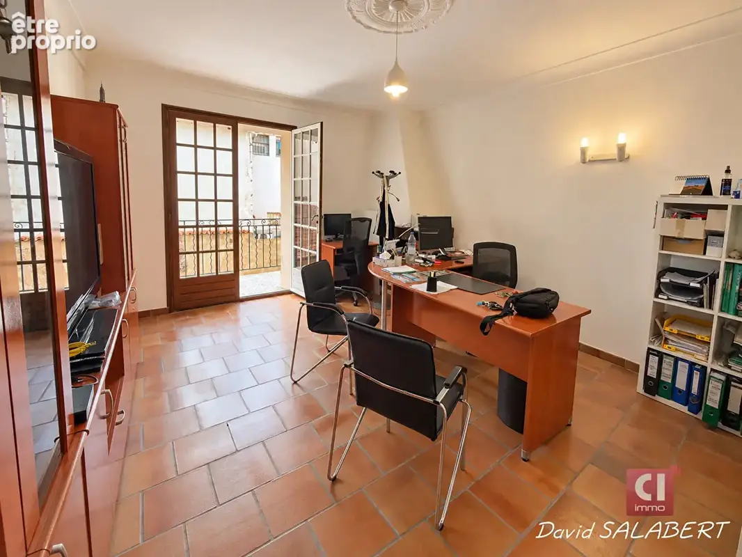 À vendre ? brignoles centre ? immeuble mixte d'environ 325 m² avec local loué, appartement, grenier, cour et terrasse - photo 3