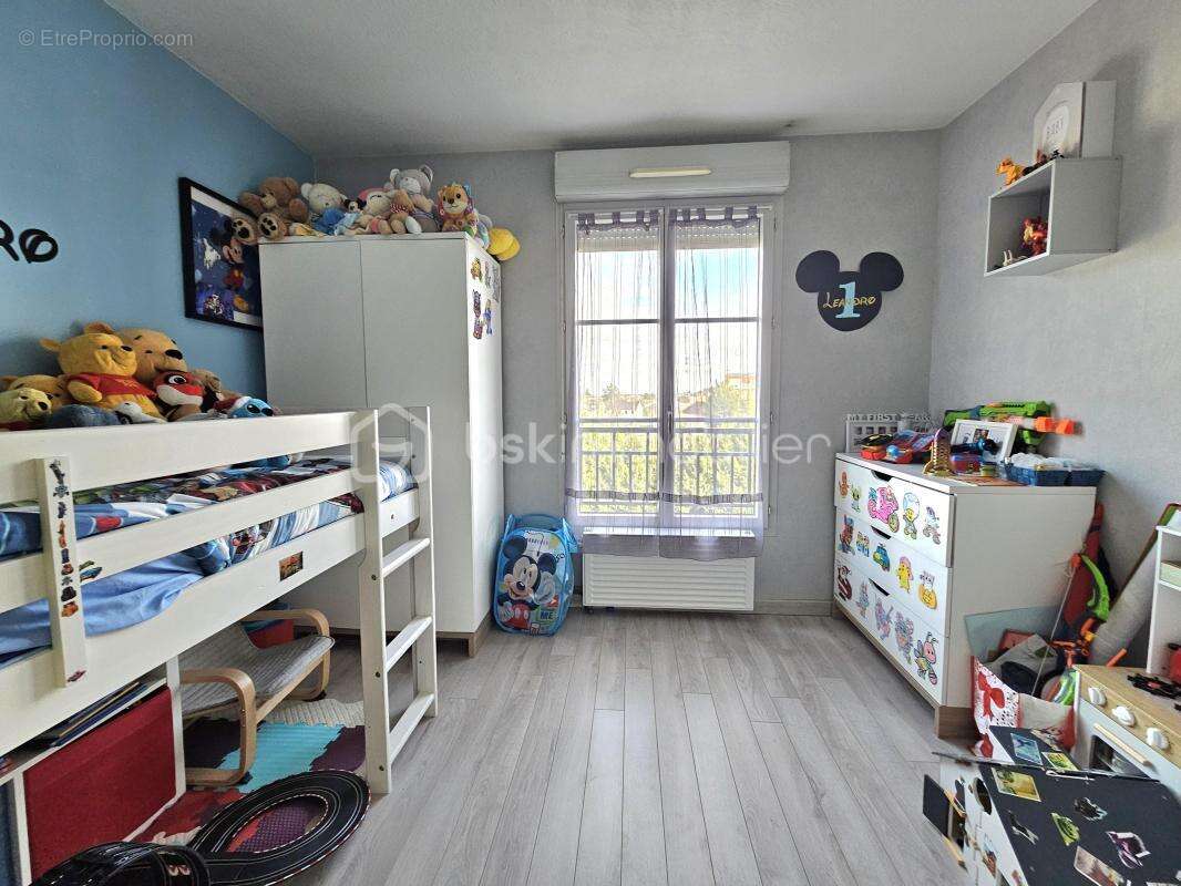 Appartement à VAUJOURS