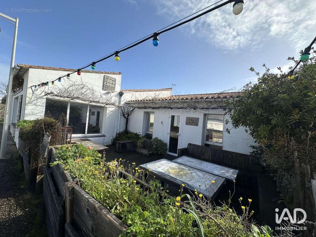 Photo 3 - Commerce à LASCELLE