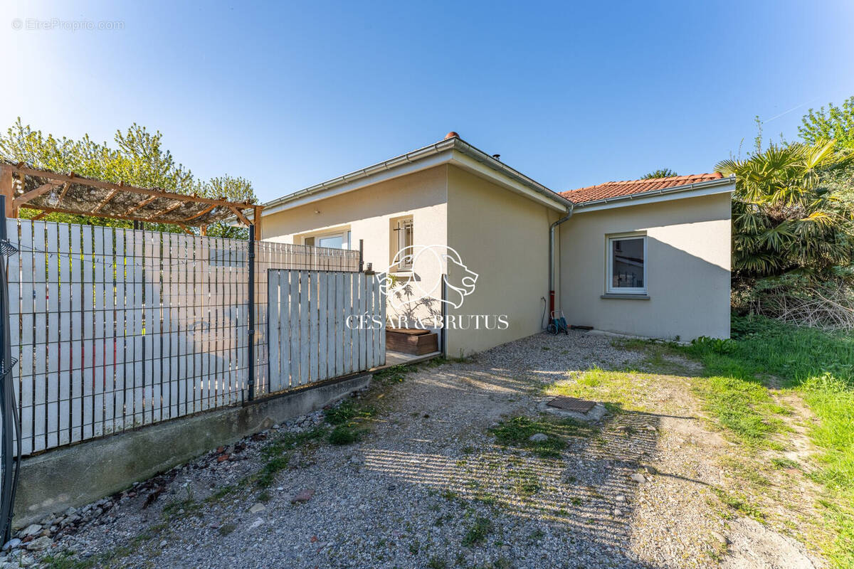 Entrée charretière - Maison à TRAMOYES