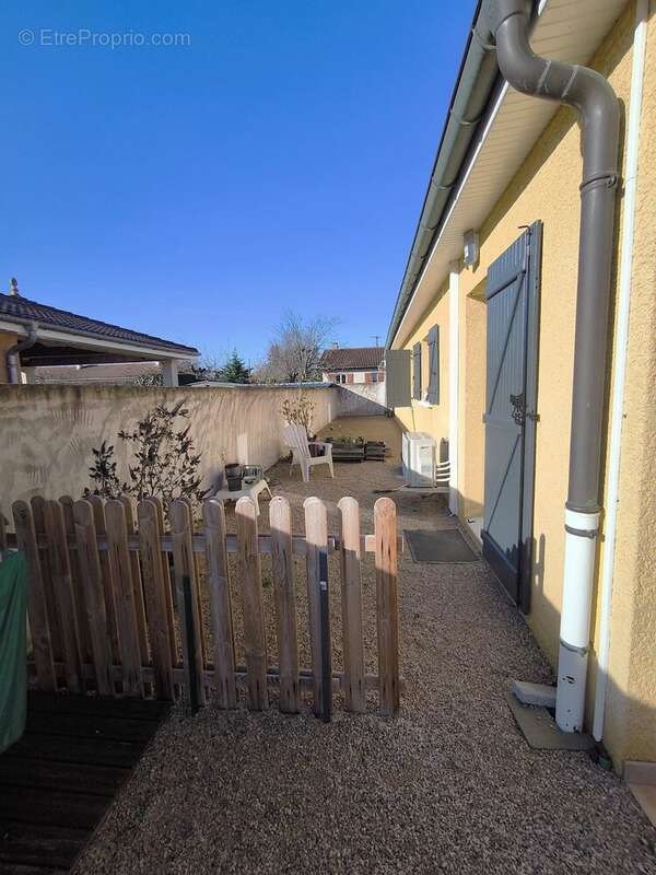 Maison à CRUZILLES-LES-MEPILLAT