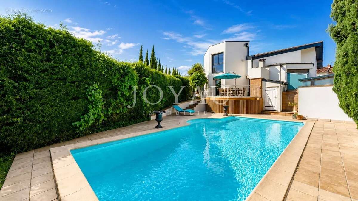 Maison familiale avec piscine et garage – Côte Pavée, à proximité immédiate des écoles - photo 16