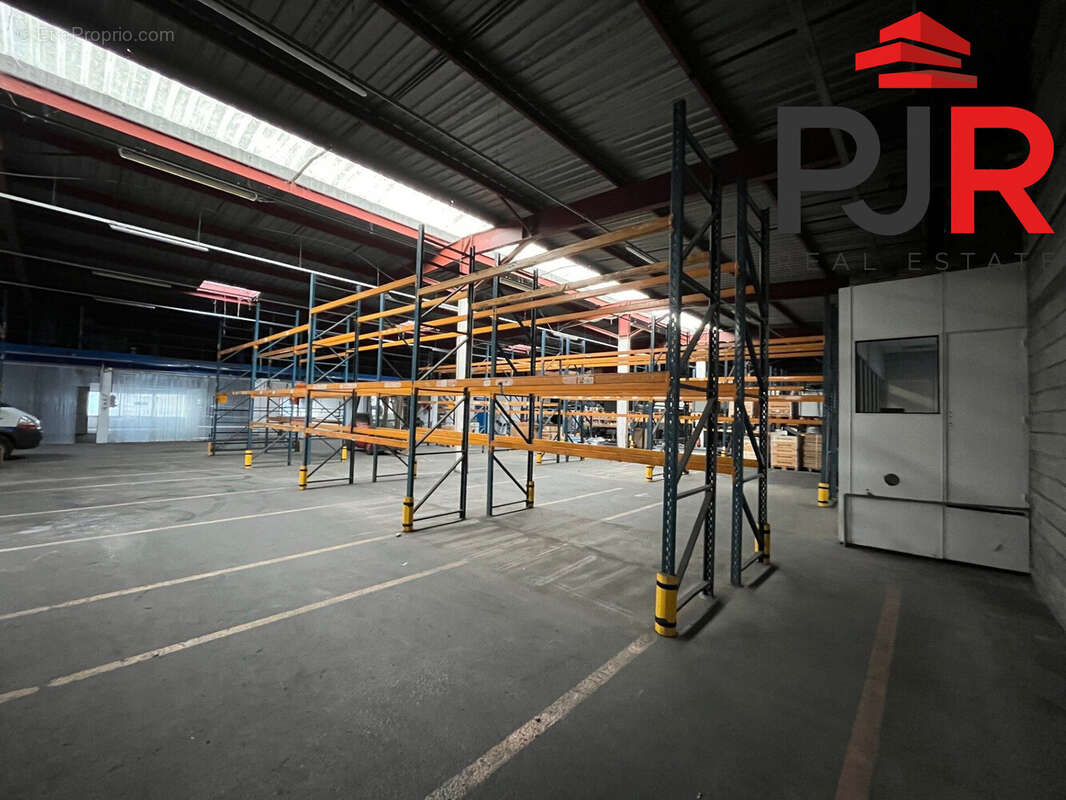 Commerce à LESMENILS