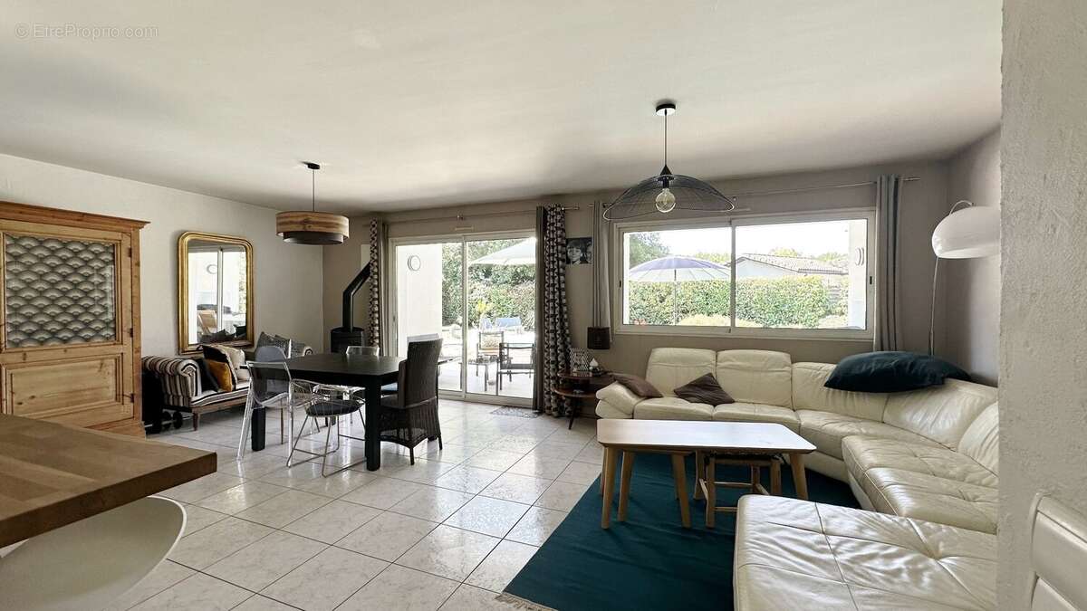 GOLF ET CENTRE VILLE VILLA A PIED POUR CETTE VILLA DE 6 Pièces de 150 m2 sur une parcelle de 800 m2 avec piscine - photo 4