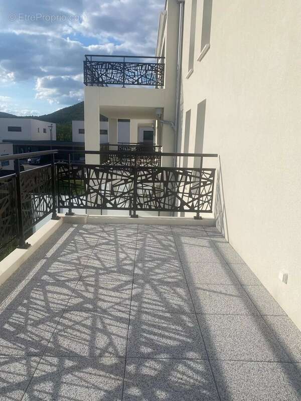 Très beau 3 pièces avec terrasse ! - photo 2