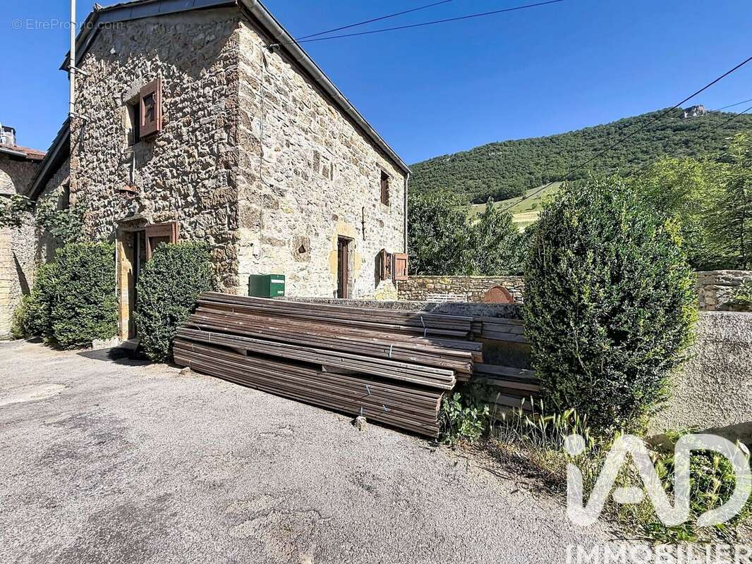 Photo 2 - Maison à SAINT-GEORGES-DE-LUZENCON
