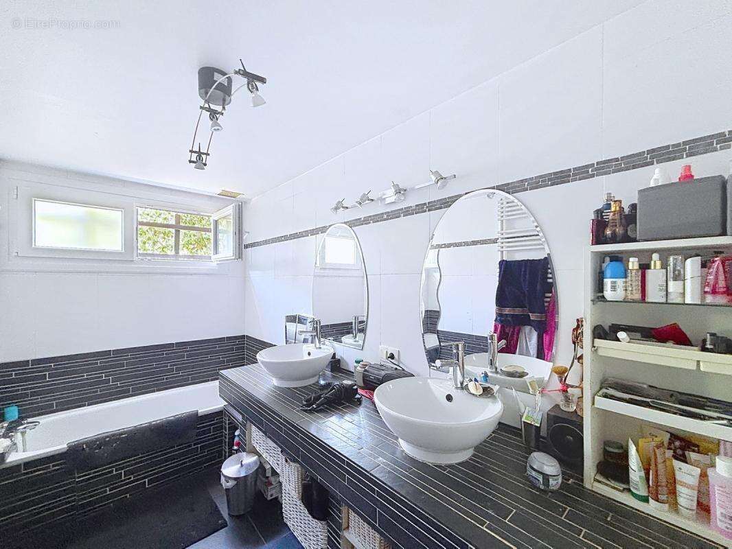 Quint-Fonsegrives Centre – Villa de plain-pied 180 m² • 5 chambres • Bureau • Piscine • Garage 45 m² • Terrain arboré de 900 m² - photo 11