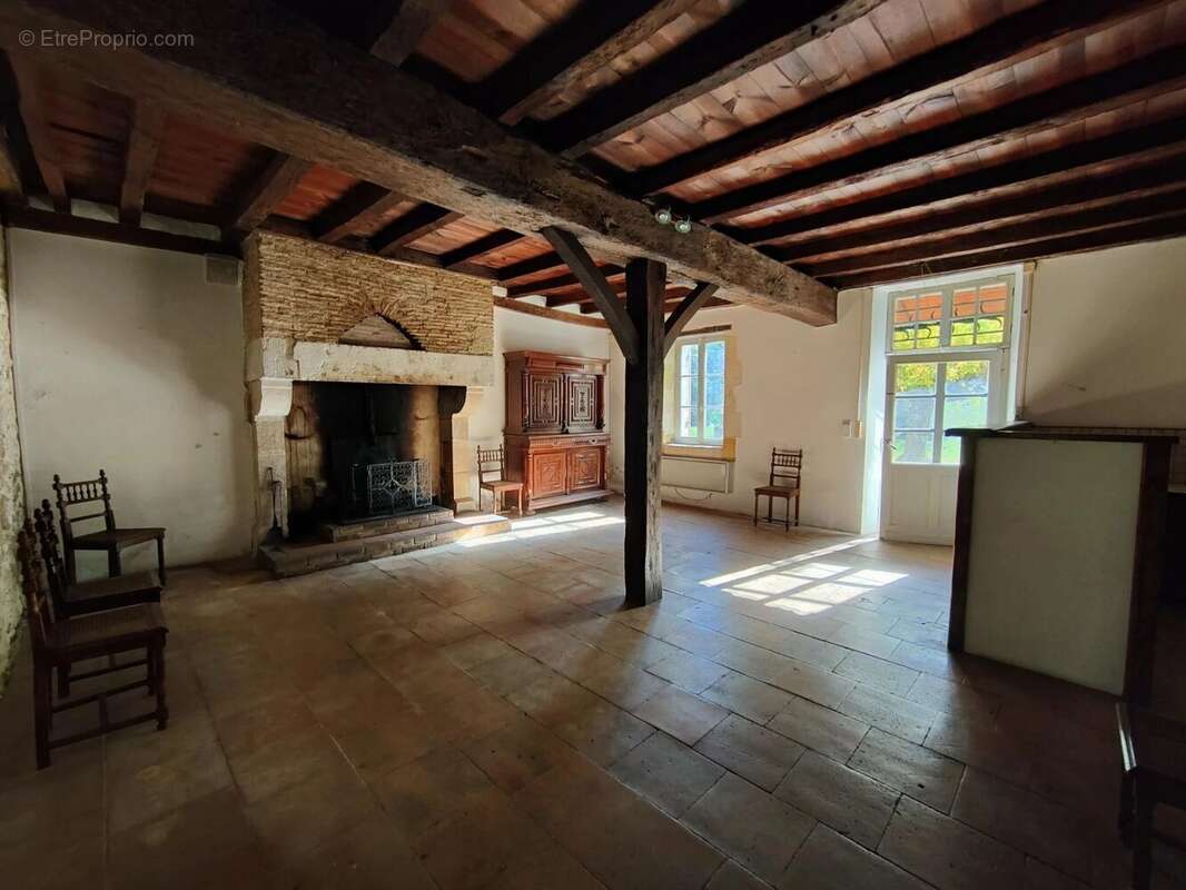 Maison à SAINT-MORILLON