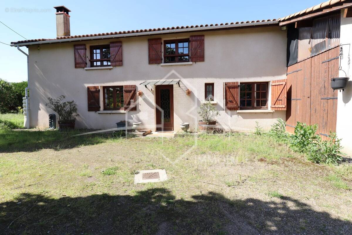 Maison à LAPEYROUSE-MORNAY