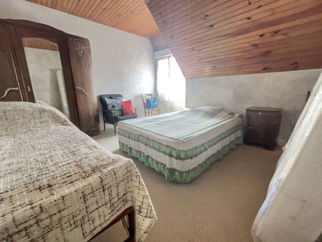 QUISTINIC   Maison avec dépendances sur un terrain de 2 327 m2 - photo 9