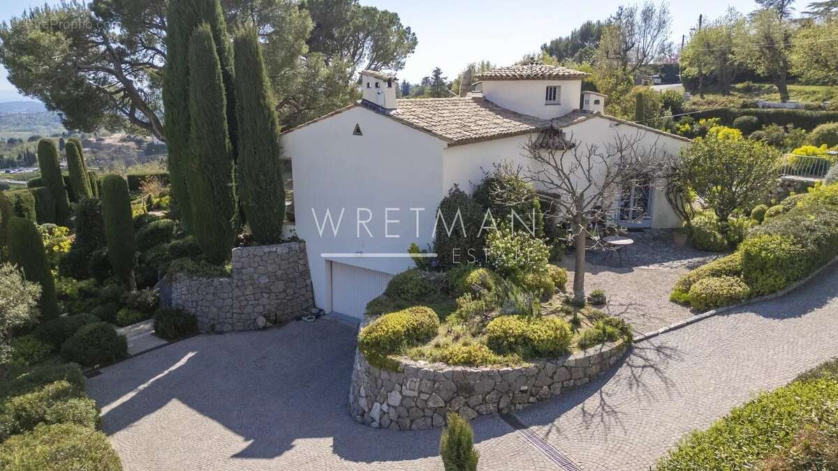 Maison à CHATEAUNEUF-GRASSE