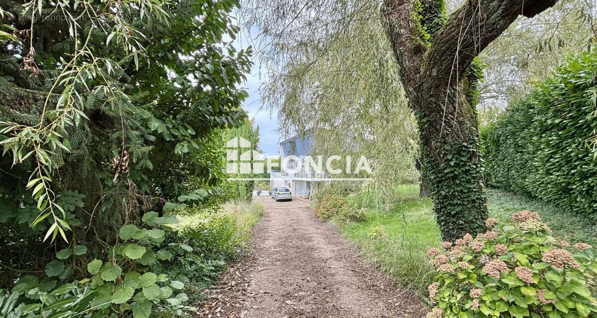 Maison à PUGNY-CHATENOD