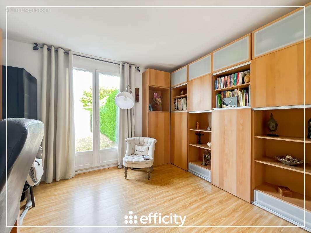 Maison à MANDRES-LES-ROSES