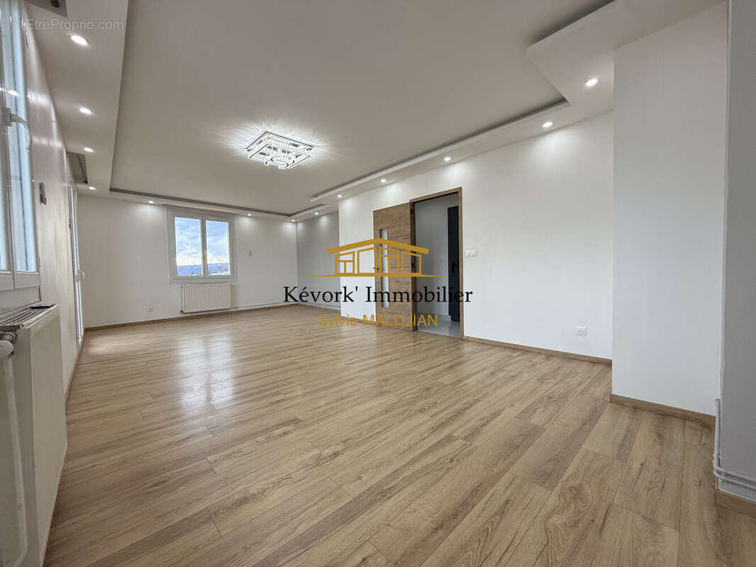 séjour double  - Appartement à GUILHERAND-GRANGES