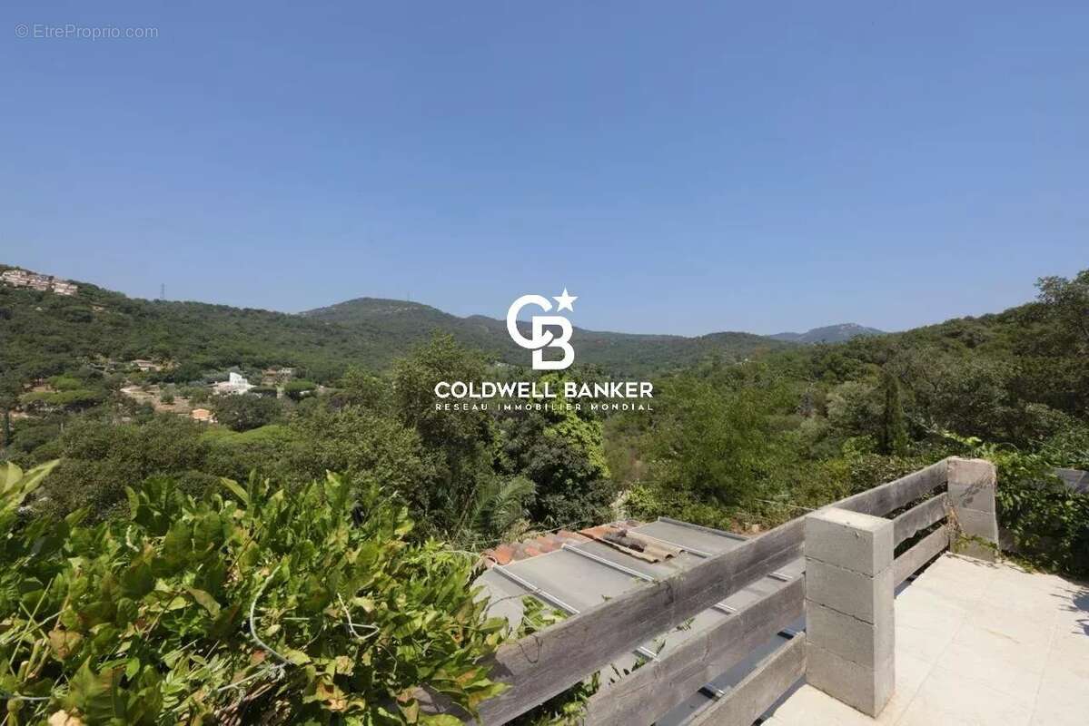 Appartement de quatre pièces avec 2 500 m² de terrain privatif et vue château - photo 4