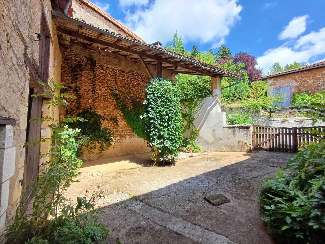 Maison 140 m² à Chasseneuil-Sur-Bonnieure  - photo 2
