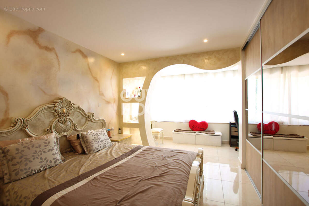 Maison à ENTRAIGUES-SUR-LA-SORGUE