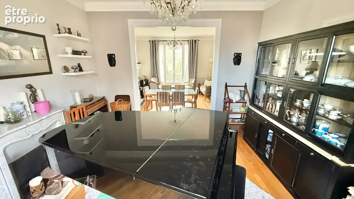 Belle meulière de caractère avec 6 chambres et jardin - photo 4