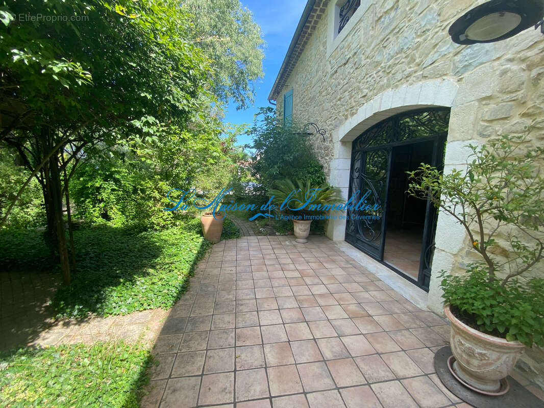Axe ALES/NIMES, Maison en pierres de type F5 de caractère de 270 m2 hab, piscine, garage de 36 m2, sur 871 m2 - photo 6