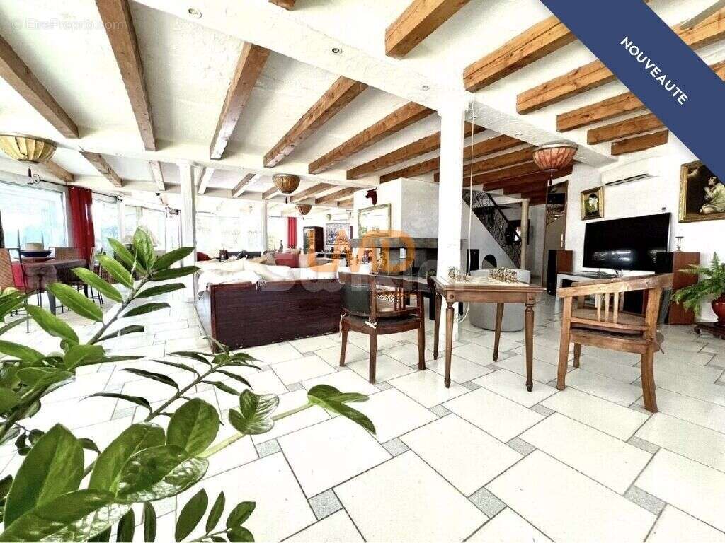 Maison à VESTRIC-ET-CANDIAC