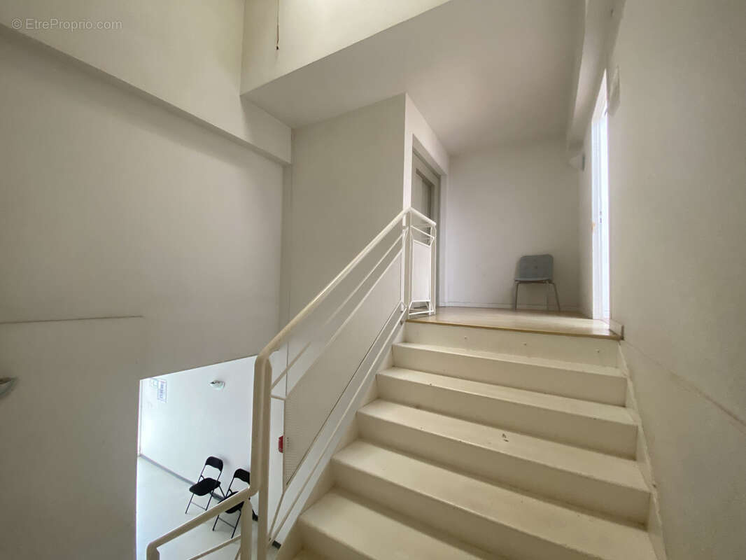 ST-AUBIN, Local professionnel 41 m2. Ascenseur / Clim - photo 2