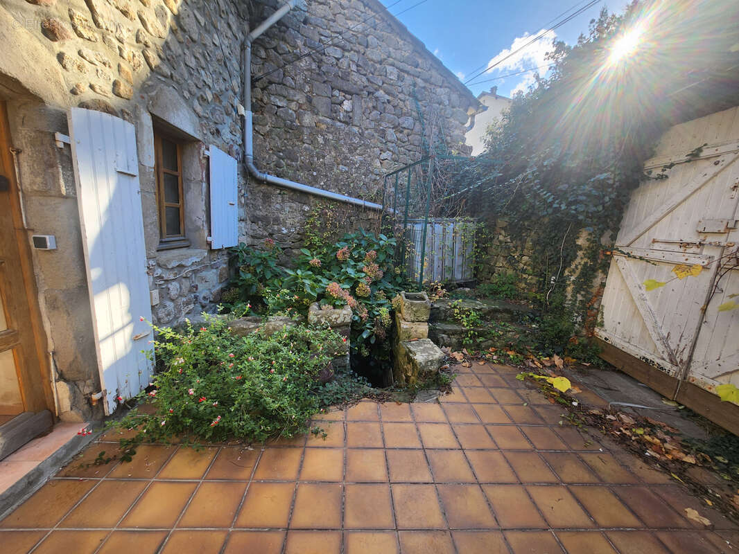 Maison de hameau en pierre sur un terrain attenant de 200 m2 avec stationnement et garage - photo 2