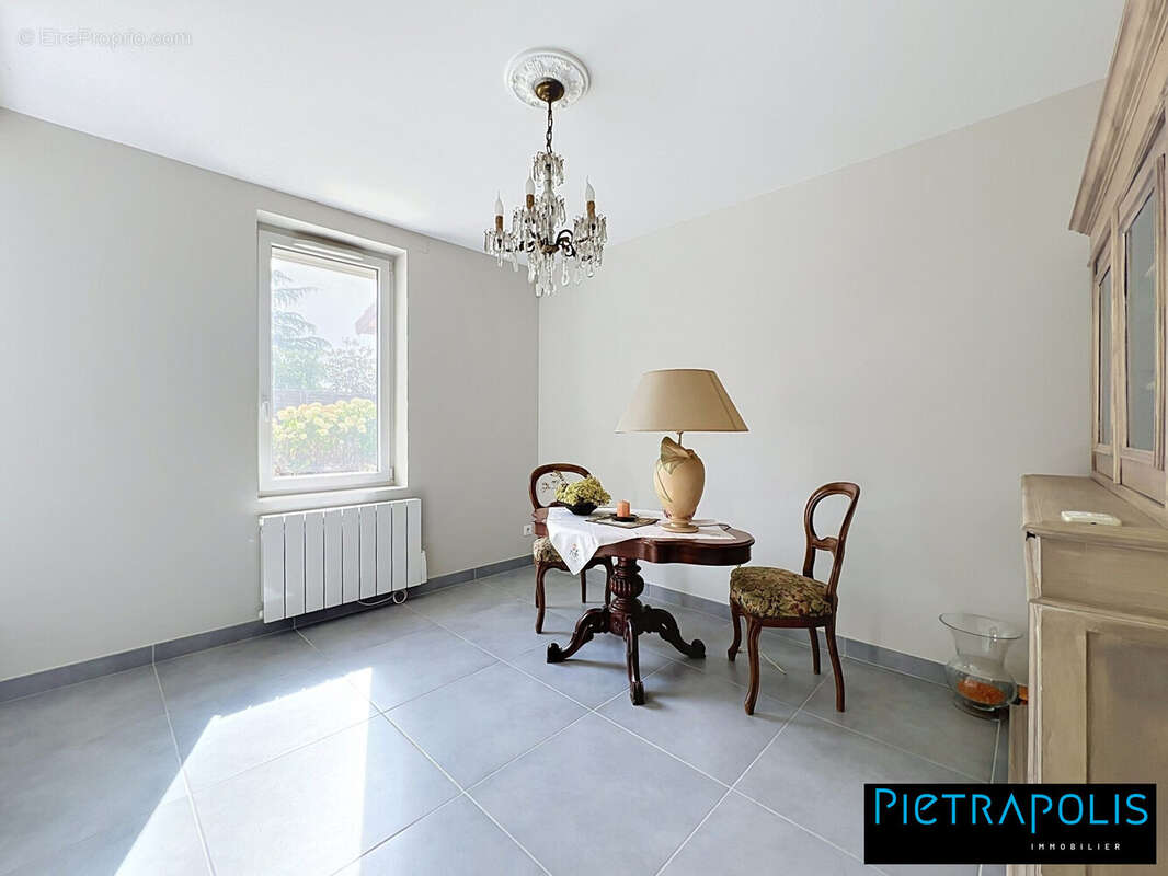 Maison 137 m² à Charbonnieres-Les-Bains  - photo 4