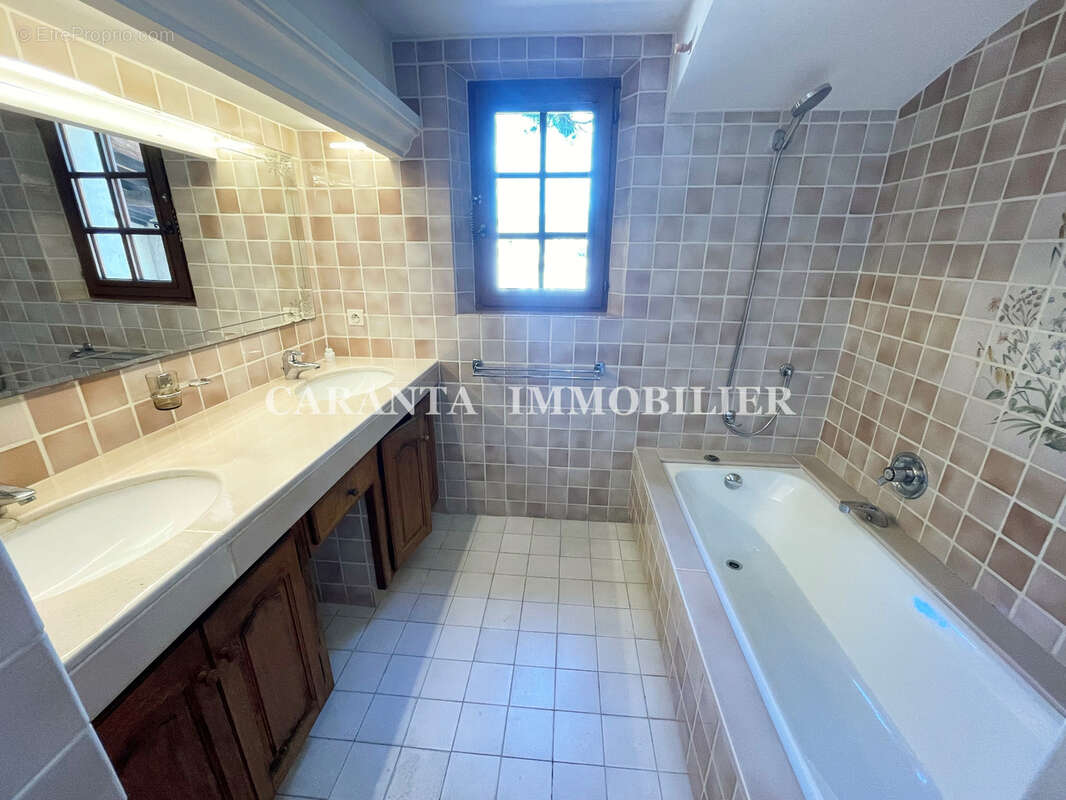 Vente Villa 9 pièces Ste Maxime avec garage et T3 indépendant. - photo 12