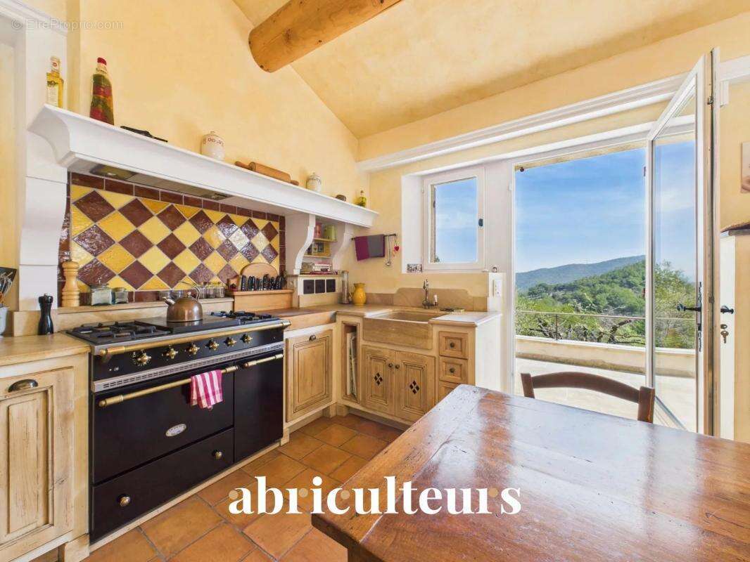 Magnifique villa de 296 m² avec piscine, sauna, spa, terrain de 1,2 ha et vue exceptionnelle à Rognes (13840) - photo 13