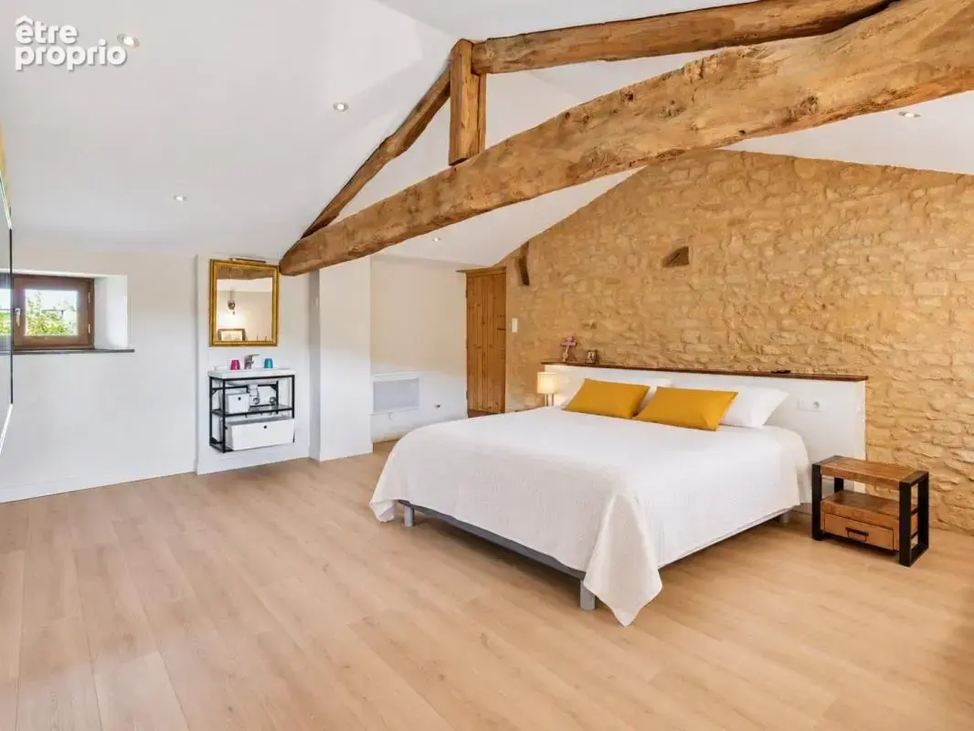 PIERRES DORÉES  Demeure de caractère du XVIIe siècle – 362 m² habitables, piscine et vue sur les vignes du Beaujolais - photo 16