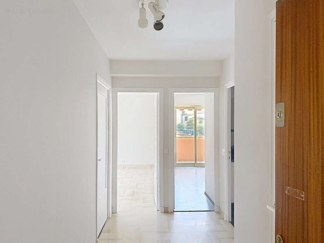 Cannes –anglais/carnot - 3 pièces 66m2 - 2 terrasses 25 m2 - parking sous-sol - cave - climatisation - photo 11