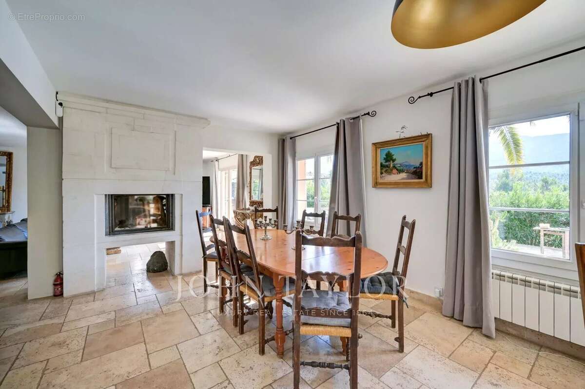 Maison à VAUVENARGUES