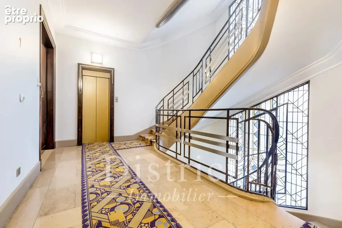 Triangle d'Or - Place François 1er/Montaigne. Un appartement d'exception de 284,14m² en excellent état, plein Sud et avec de trè - photo 13