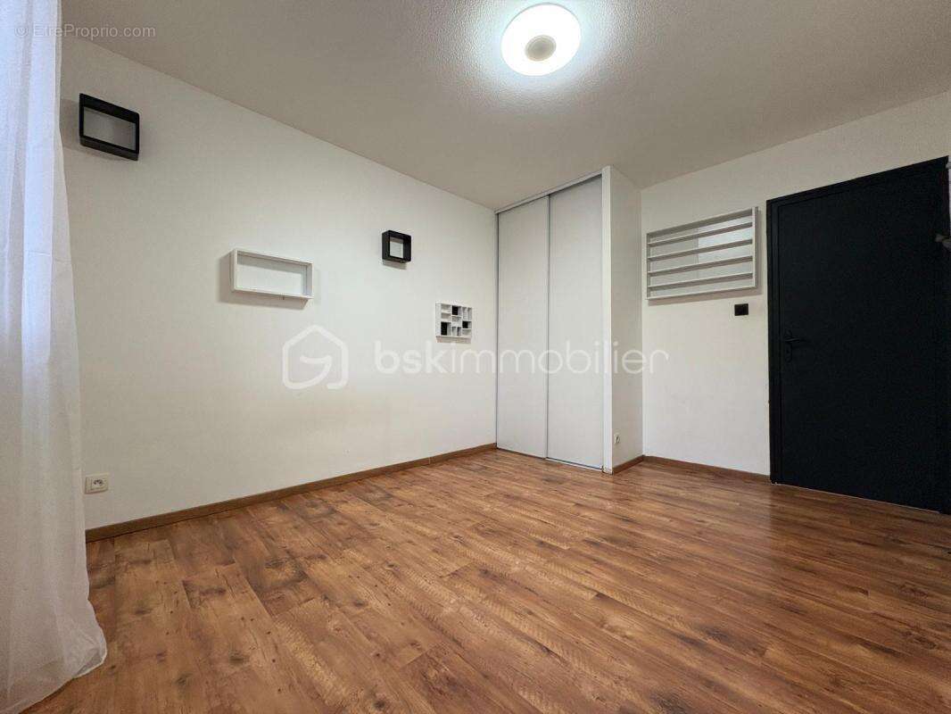 Appartement de type T4 transformé en T3 de 95 m2- Résidence sécurisée avec parc - photo 10