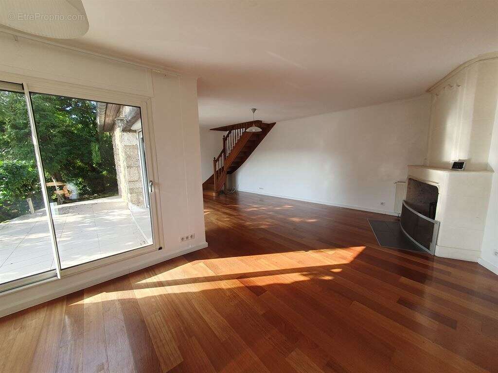 Maison à MARNES-LA-COQUETTE