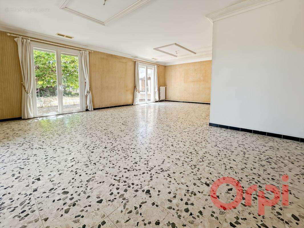 À Vendre à Sérignan : maison à rénover + T2 sur 1 500 m² - photo 5