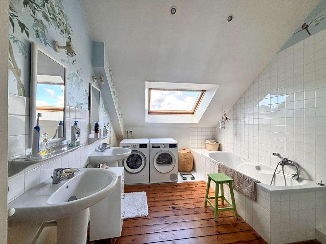Magnifique Appartement de type Haussmannien 170 m2, cave, garage et parking en plein centre! - photo 14