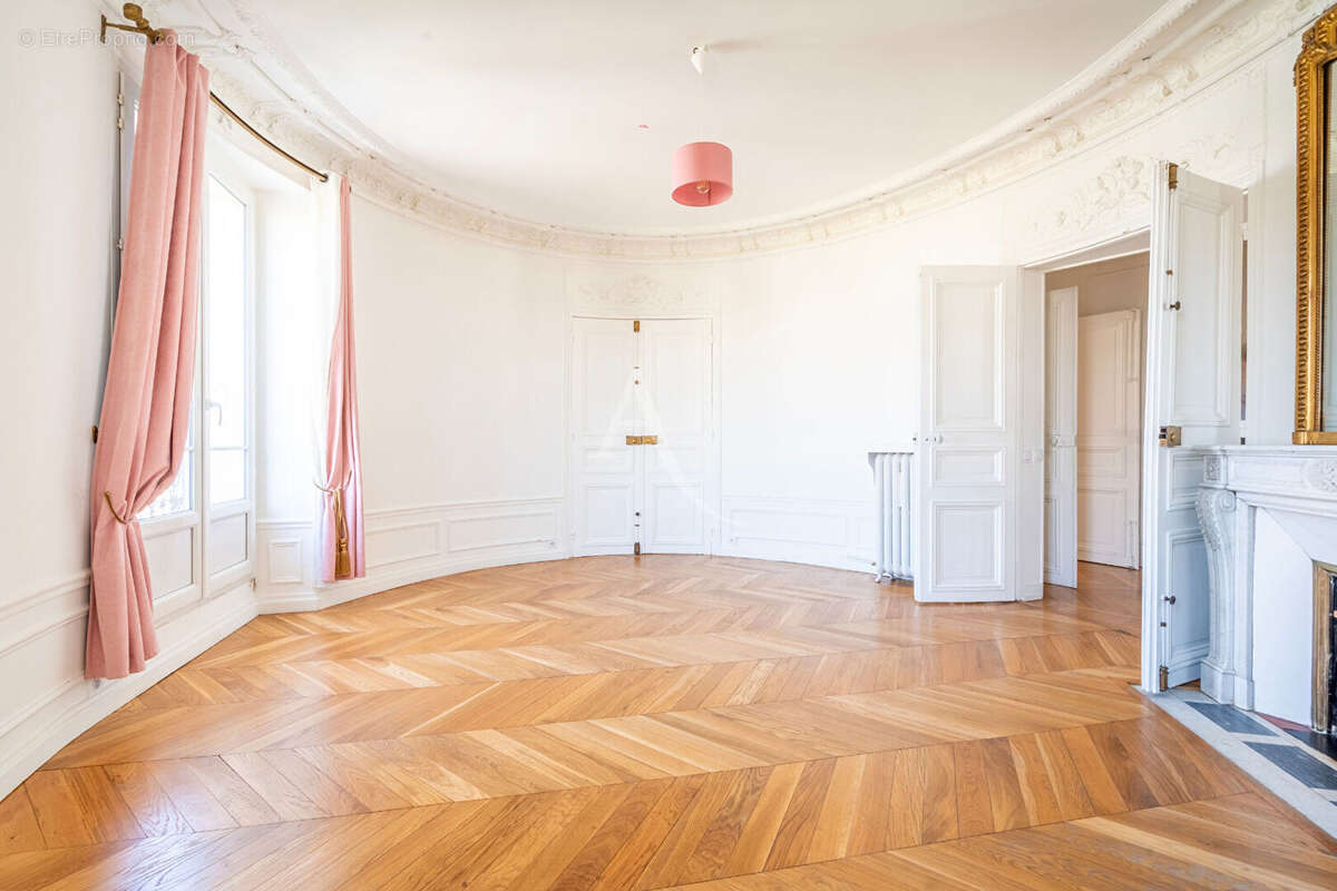 Appartement à PARIS-8E