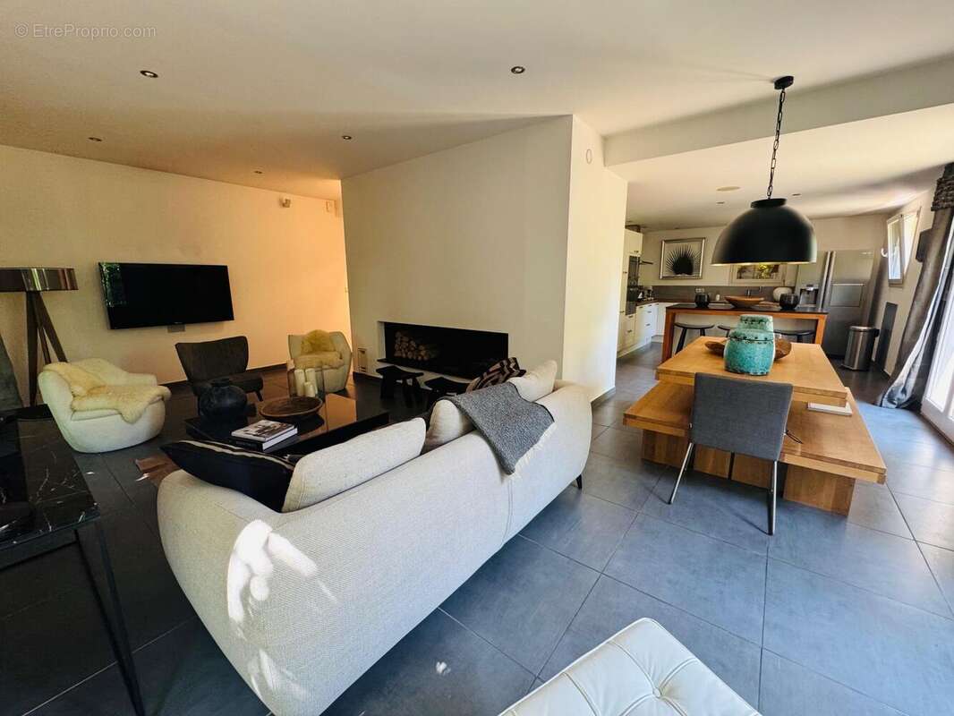 Maison 135 m² à Saint-Martin-De-La-Brasque  - photo 5