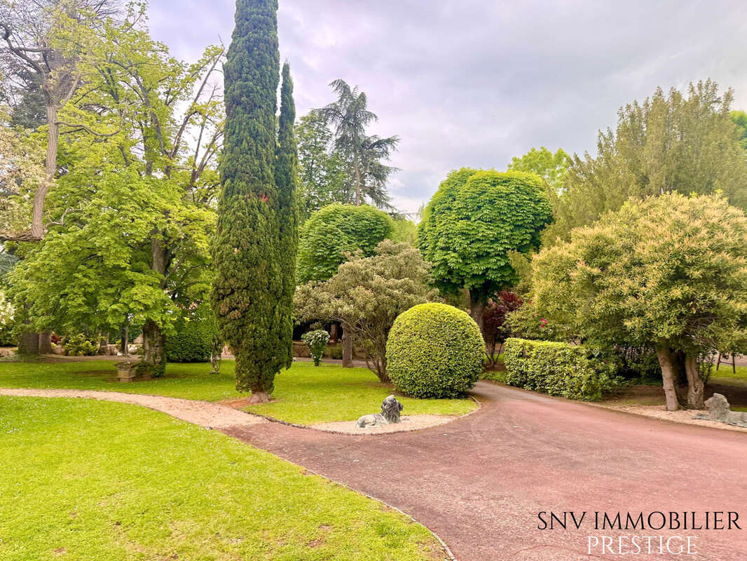 Château d'exception au sein d'un parc arboré avec dépendances, pavillon d'invités et maison de gardien - photo 9