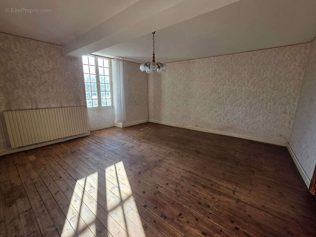 Maison à TOURNON-SAINT-MARTIN