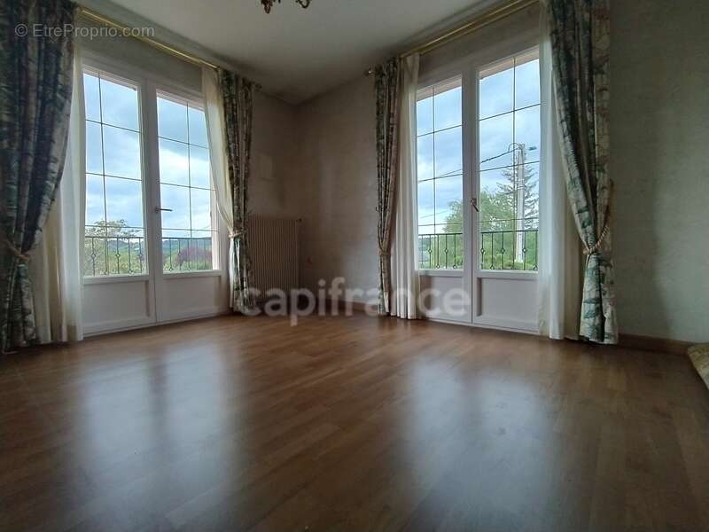 Maison familiale de plus de 220 m² avec 5 chambres, piscine, sauna, terrain clos, vue dégagée - photo 5