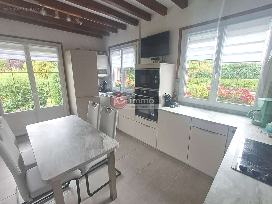 Très Belle Maison de Carractère 4 Chambres dans Bourg tous commerces. - photo 2