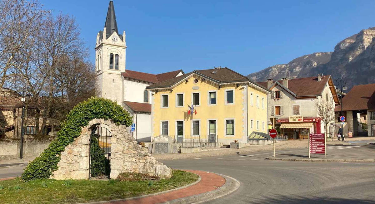 Parking à COLLONGES-SOUS-SALEVE