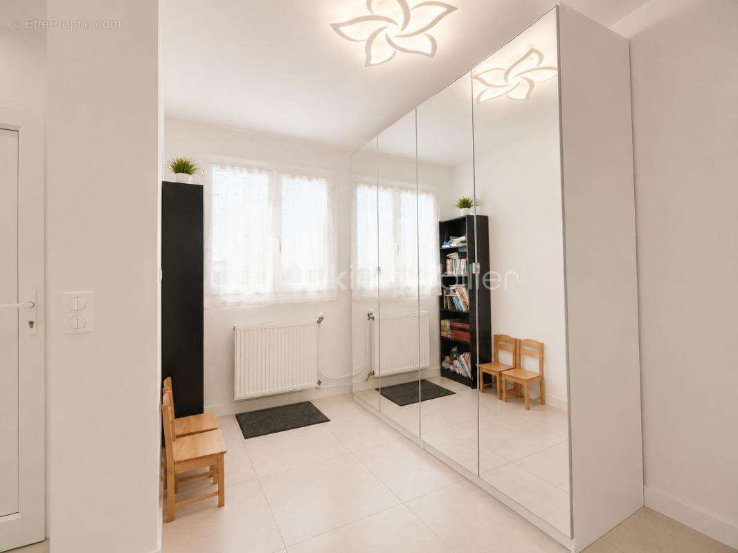 Maison familiale 5 pièces - 85 m ² habitables - Terrain de 216 m² - Combles aménagés de 27 m² - Jardin sans vis-à-vis - photo 6