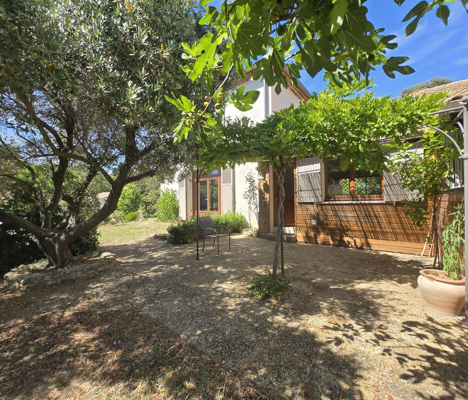 A vendre villa 4 chambres terrain 1706 m2 - photo 3